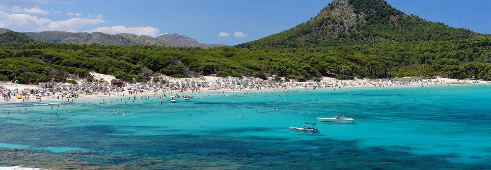 Marea Mediteranadin spania pentru odinha la mare in Grecia pe malul cu apa albastra si coaste verzi, plaje cu nisip alb